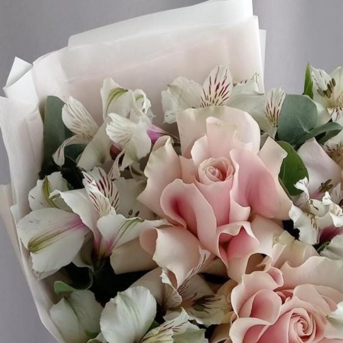 Букет из 3 французских роз и Альстромерии, фото 2