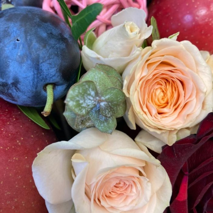 Букет роз и фруктов, фото 6