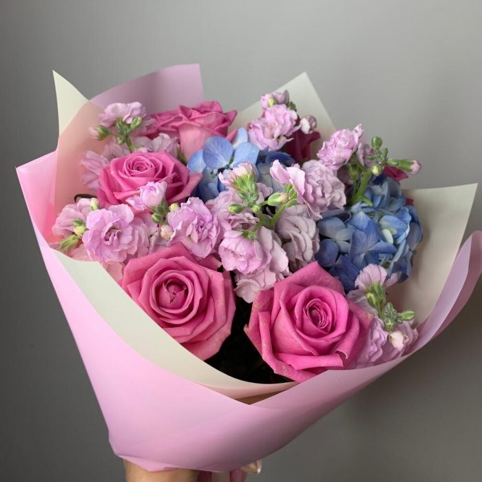 Букет с голубой гортензией и розами, фото 3